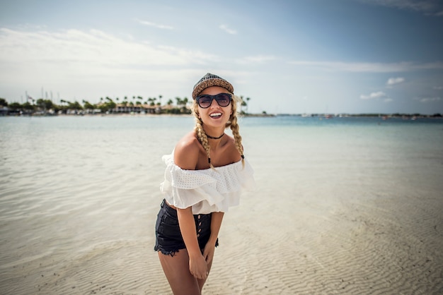 Mujer posando en la playa