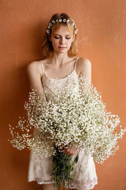 Mujer posando con ramo de flores hermosas