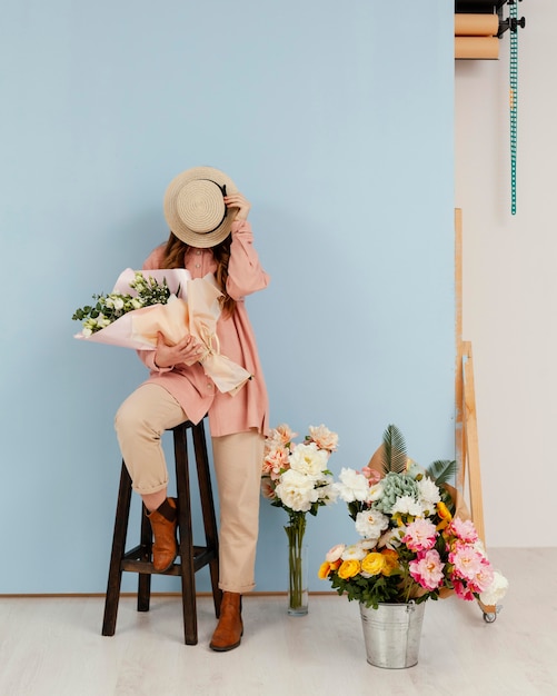 Mujer posando con ramo de flores de primavera