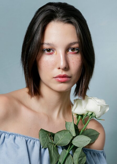 Mujer posando con ramo de rosas