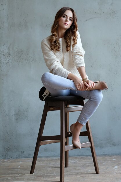 Mujer posando sentada en una silla