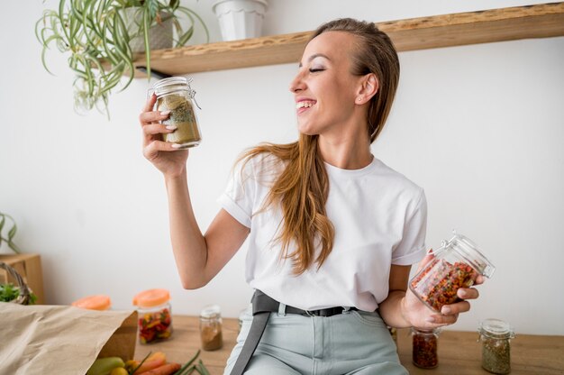 Mujer posando sobre una encimera de cocina