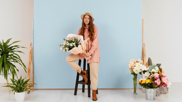 Mujer posando sosteniendo ramo de flores de primavera