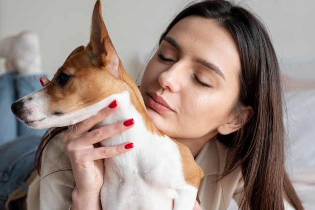 Mujer posando con su adorable perro