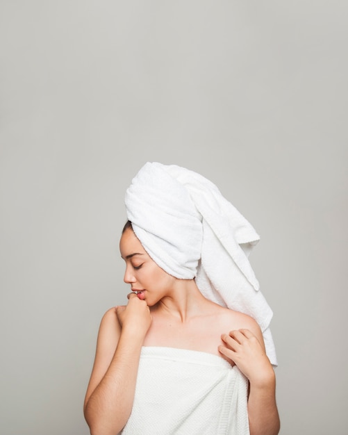 Mujer posando en toalla