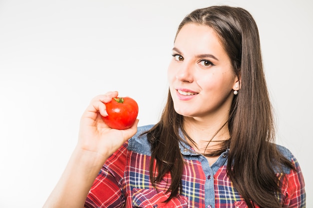 Mujer posando con tomate