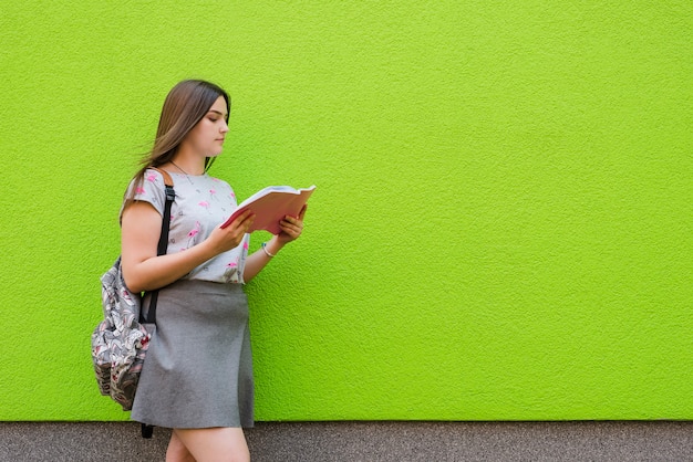 Mujer posando en la universidad con el libro