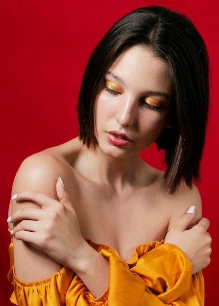 Mujer posando con vestido amarillo