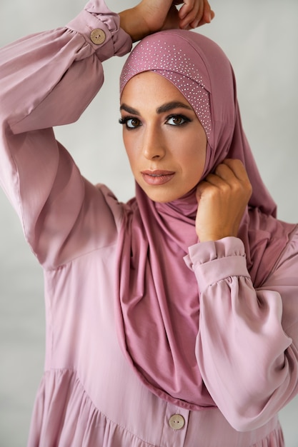 Mujer posando con vista frontal hijab rosa
