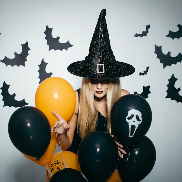 Foto gratuita mujer, posar, spooky, globos