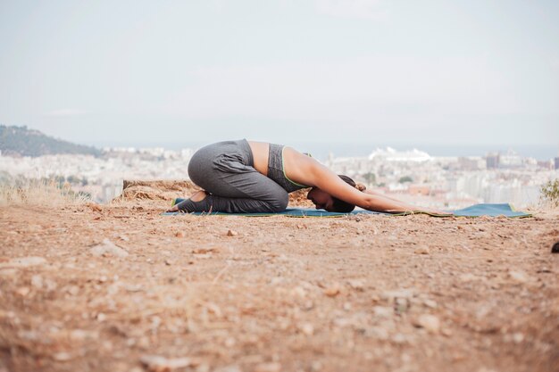 Mujer en pose de yoga