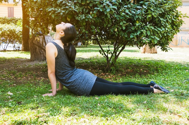 Mujer en posición de cobra