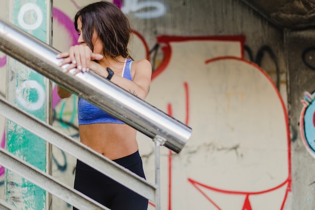 Mujer, posición, escalera, tocar, parapeto