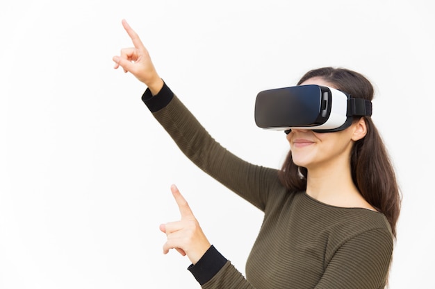 Mujer positiva alegre en auriculares VR
