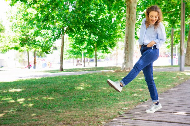 Mujer positiva deambulando en el parque