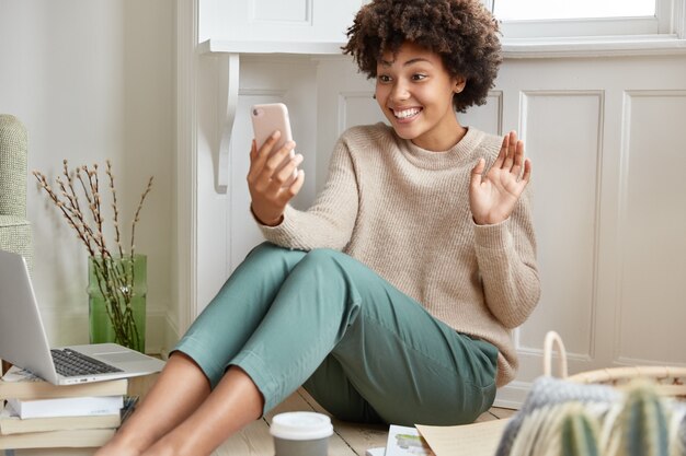 Mujer positiva que trabaja en casa