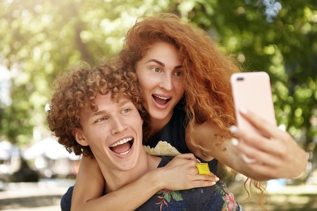 Foto gratuita mujer positiva y su novio divirtiéndose juntos