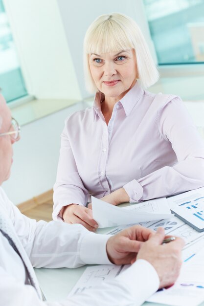 Mujer positiva sujetando un informe comercial