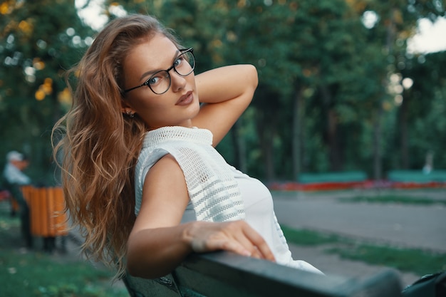 Mujer positiva teniendo un descanso del ruido de la ciudad