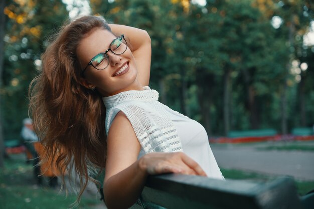 Mujer positiva teniendo un descanso del ruido de la ciudad