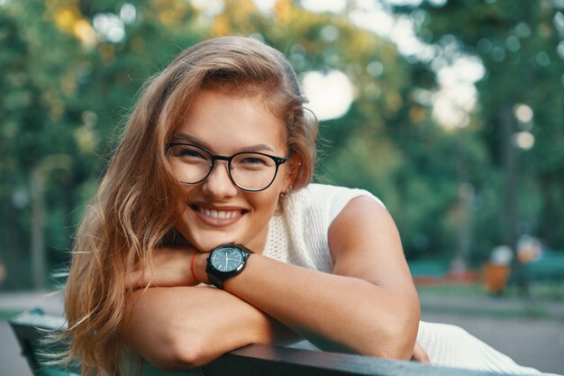 Mujer positiva teniendo un descanso del ruido de la ciudad