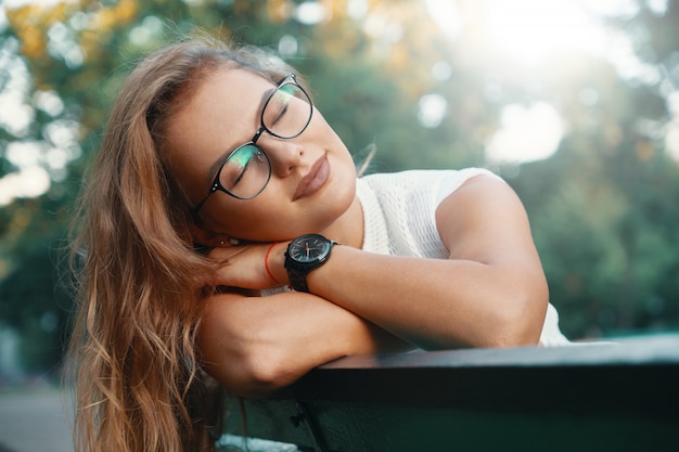 Mujer positiva teniendo un descanso del ruido de la ciudad