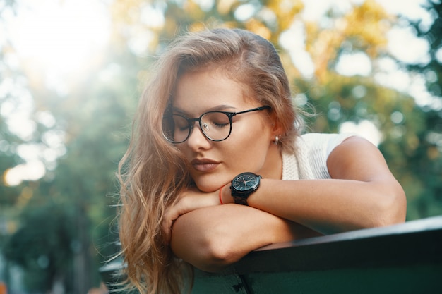 Mujer positiva teniendo un descanso del ruido de la ciudad