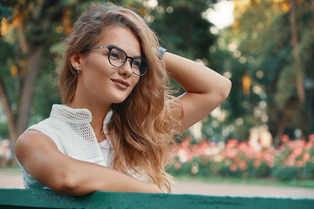 Mujer positiva teniendo un descanso del ruido de la ciudad