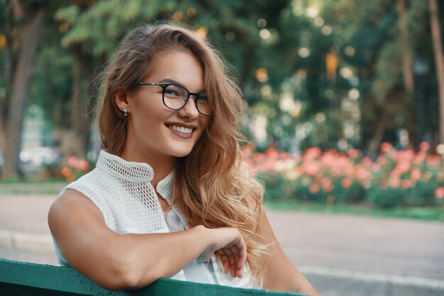 Mujer positiva teniendo un descanso del ruido de la ciudad