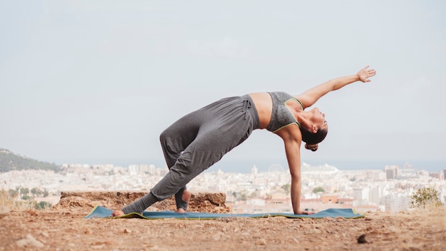 Mujer en postura de yoga