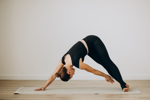 Mujer practica pilates en el gimnasio de yoga