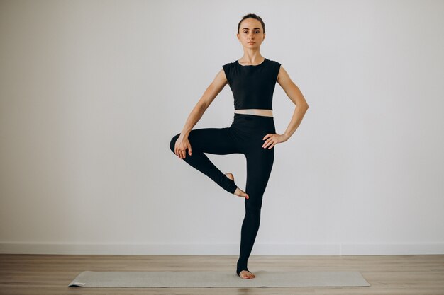 Mujer practica pilates en el gimnasio de yoga