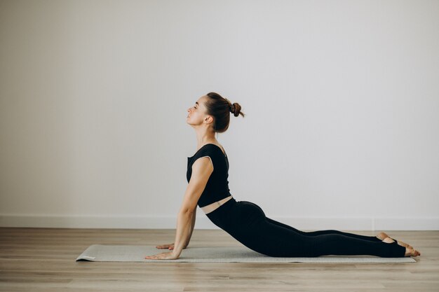 Mujer practica pilates en el gimnasio de yoga