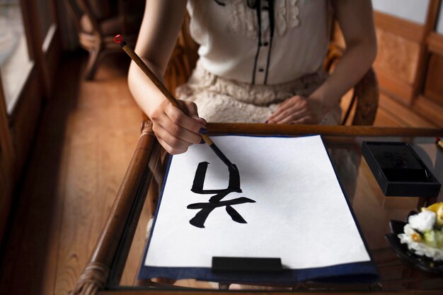 Mujer practicando escritura japonesa