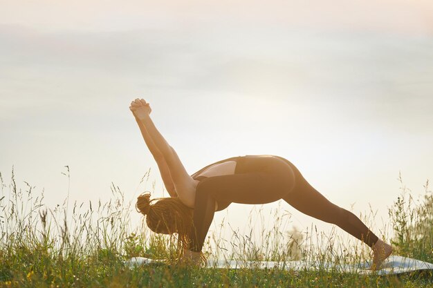 Mujer practicando yoga al aire libre