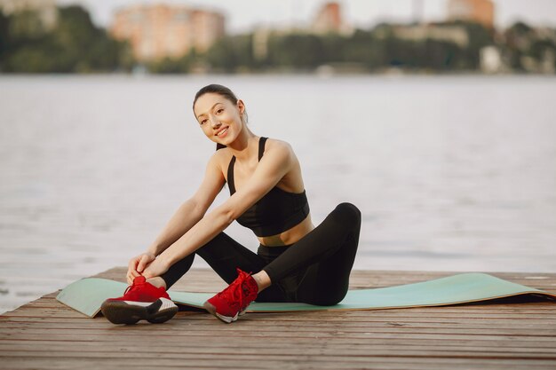 Mujer practicando yoga avanzado por el agua