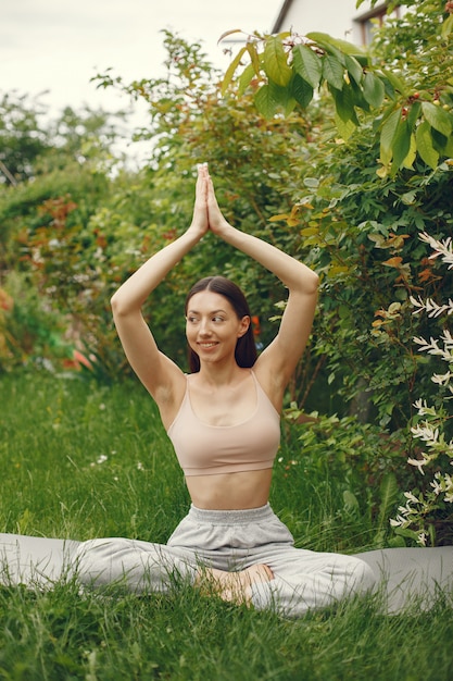 Mujer practicando yoga avanzado en un parque