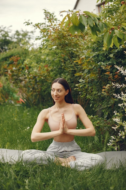 Mujer practicando yoga avanzado en un parque