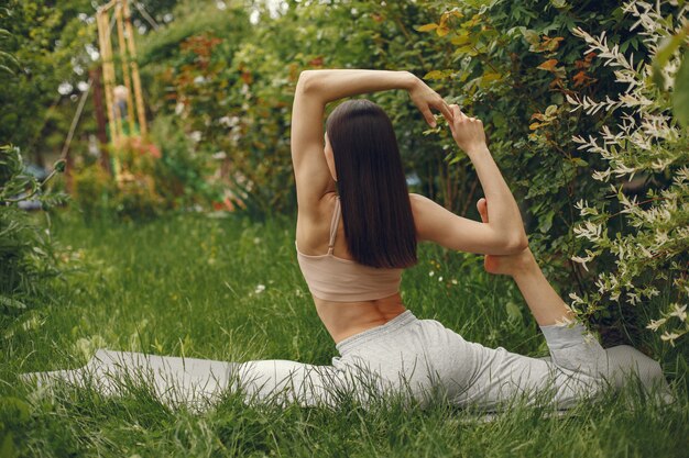 Mujer practicando yoga avanzado en un parque