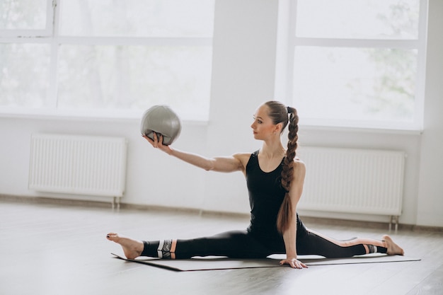 Mujer practicando yoga en una estera