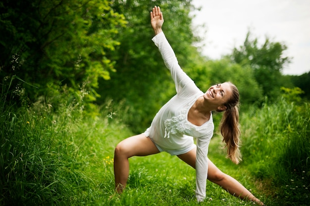 Mujer practicando yoga en la naturaleza
