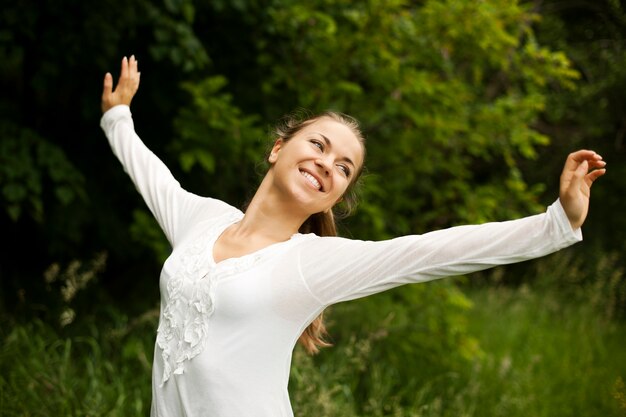 Mujer practicando yoga en la naturaleza