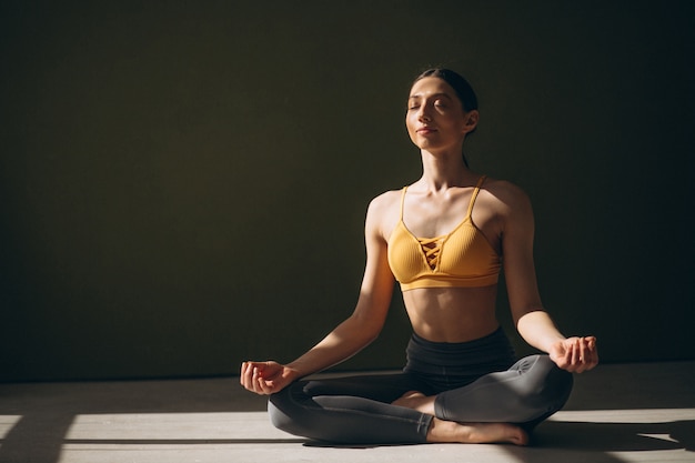 Mujer practicando yoga