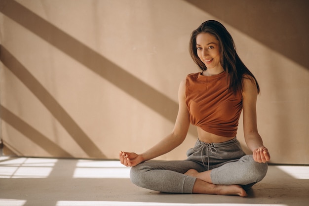 Mujer practicando yoga