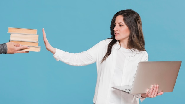 La mujer prefiere el aprendizaje electrónico a los libros