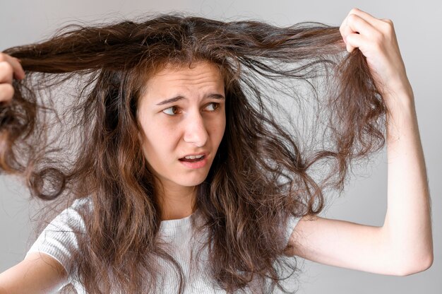 Mujer preocupada por el cabello enredado