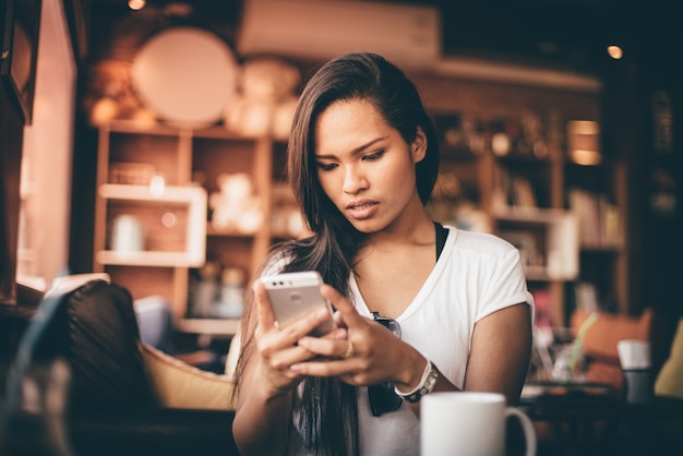 Mujer preocupada mirando su teléfono