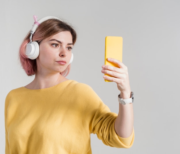 Mujer preocupada mirando el teléfono