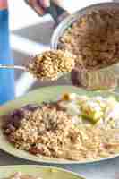 Foto gratuita una mujer prepara avena con frutas de cerca