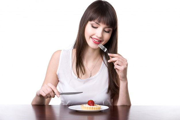 Foto gratuita mujer preparada para comer un pastel